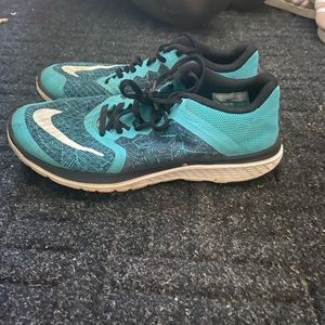 Nike free runs women’s 7.5